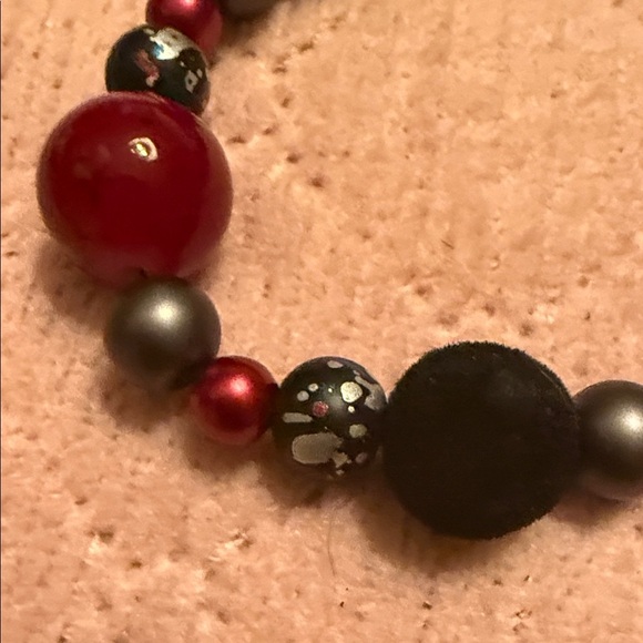 Elegant Beaded Bracelet with Gold Accents - Picture 7 of 9